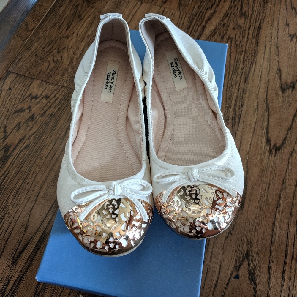 Vera Wang Simply Vera ballet flats
